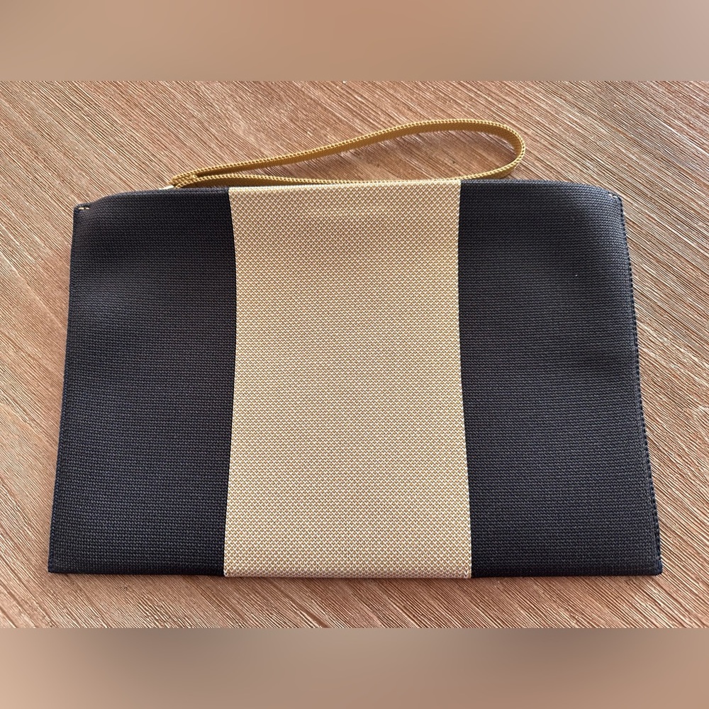Rothy’s The Wristlet in Ink and Ivory - excellent condition